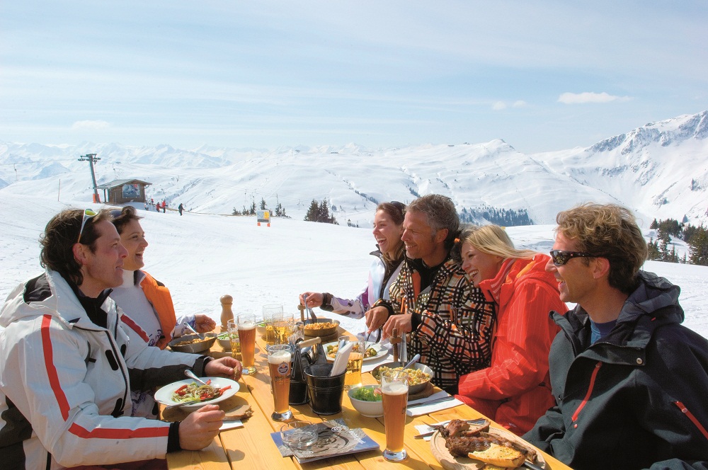 gasten op piste aan tafel
